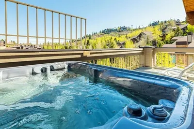 Image de Walk to Lifts, Restaurants and Shopping! Hot Tub!