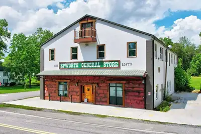 Image de Unique Historic Stay-Sleeps 8-Near Blue Ridge-Games-WiFi-Drink Bar-Balcony-A/C