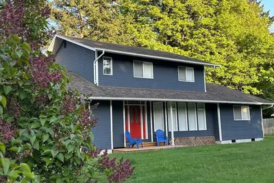Image de Bright Comfy 3 Bedroom home 10 Min. walk to Lily Point Marine Park