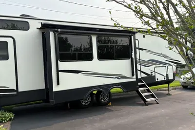 Image de Canandaigua Lake access via 3 private beaches and park - Rv with Ac, hot tub
