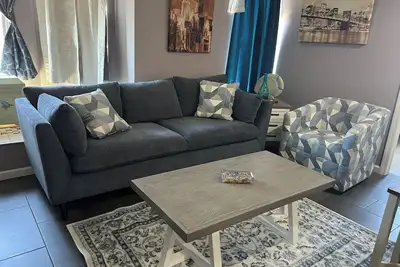 Image de Brand new renovated two blocks from beach and convention