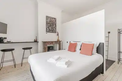 Image de Elegant room with private bathroom in historic house - city center