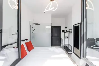 Image de Elegant room with private bathroom in historic house - city center
