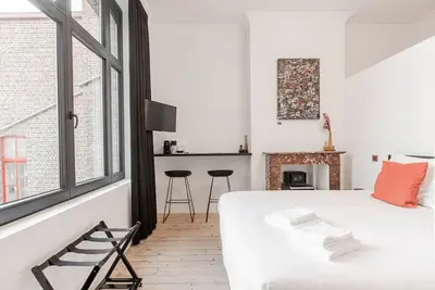 Image de Elegant room with private bathroom in historic house - city center