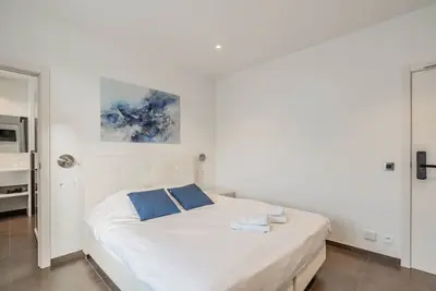 Image de Elegant room with private bathroom near city center