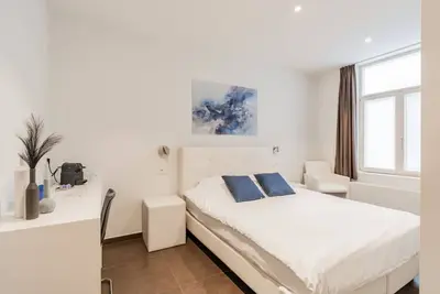 Image de Elegant room with private bathroom near city center