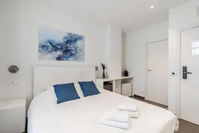 Image de Elegant room with private bathroom near city center