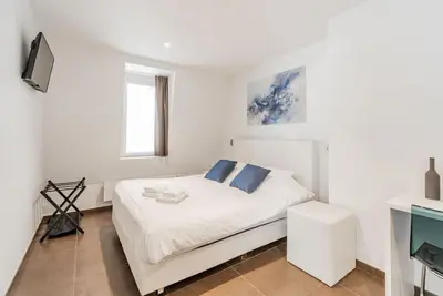 Image de Elegant room with private bathroom near city center