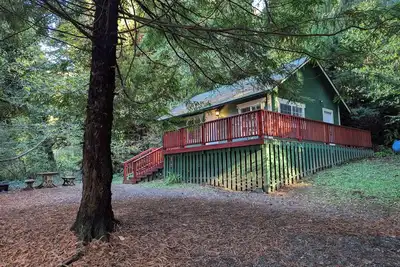 Image de Perfect home base for all things \"Redwoods\"! Space to park boat. Dog friendly.