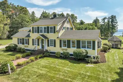 Image de The Blue Spruces Waterfront Estate on Lake Winnipesaukee in Melvin Village