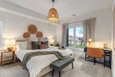 Image de Sleeps 14 \\ 2x Master King Bedrooms \\ Unique rooftop \\ Mins to Conv Center