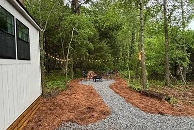 Image de Cozy little cottage tucked back into the woods