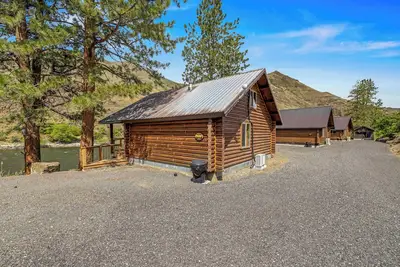 Image de Cozy Riverfront Cabin, Full Kitchen, Sandy Beach Area, Pet Friendly!