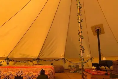 Image de Star Gazing Cozy Hot Tent with Log Burner