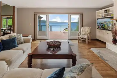 Image de Waterfront Home Sleeps 18 | Pet Friendly | Huge Yard, Dock, Boat Lift