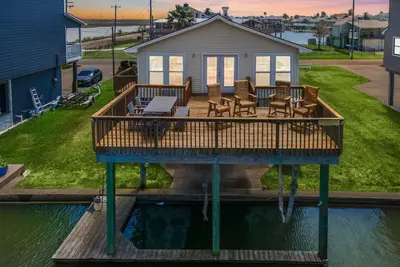 Image de Charming Home with Game Room, Deck & Canal Access