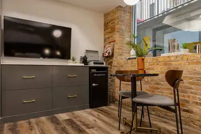 Image de Spacious 2 King Suites – The Finnley Hotel