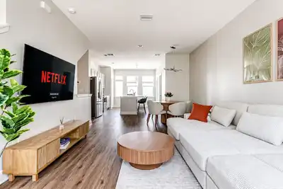 Image de Modern 3br Sleeps 10 with 4 Bathrooms Private Garage Near Downtown Tampa