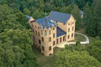 Image de Domaine avec château moderniste et piscine près de Barcelone
