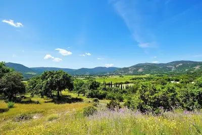 Image de Havre de paix avec piscine et vue exceptionnelle à 15 min. de la mer.