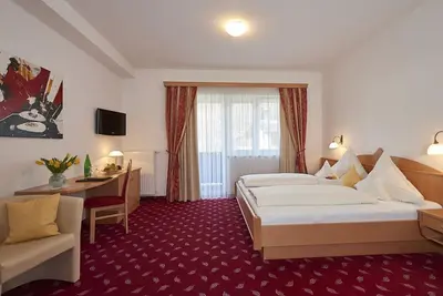 Image de Multi-bed room, \"Sonne\" 3 persons, bath, Wc, - FrĂĽhstĂĽckshotel Birkenhof
