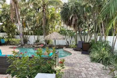 Image de Coconut Breeze 2/2 Condo with Private Heated Pool, 2 Blocks from Beach.