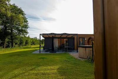 Image de This holiday home with a fully enclosed dog fence, private sauna and hot tub features a cosy, homely living room with open kitchen, 2 bedrooms and a spacious outdoor area.