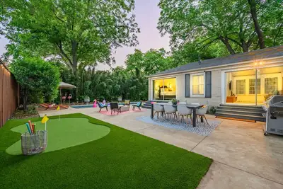 Image de The Lyndzee-Luxury Downtown Haven, Pool, Sleeps 16