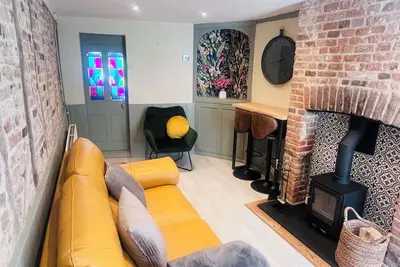 Image de Central Gem With Cute Courtyard Garden, Rolltop Bath & log Burner