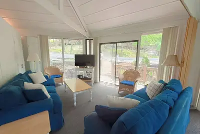 Image de Treetop House in Forest 3bd/3ba/Deck/Pools/Grill/Dock-Sleeps 8pp
