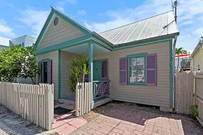 Image de Paradise Found, unique 2br home with Private Heated pool, off-street private parking!