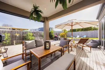 Madeleine's Retreat | 500m to Beach & 1km to Shops