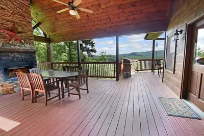 Image de Pet-friendly, mountain view cabin rent with an outdoor fireplace, hot tub and pool table. Free WiFi