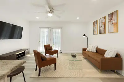 Image de Furnished Corporate 3-Br Townhome, Fast WiFi, Pet friendly, Bucktown, Metairie