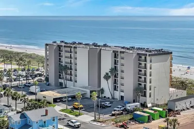 Image de Oceanfront Penthouse Paradise - Top floor luxury steps from the sand