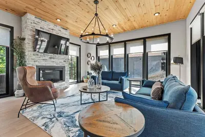 Image de Brand New Lookout Rooftop Deck & Hot tub