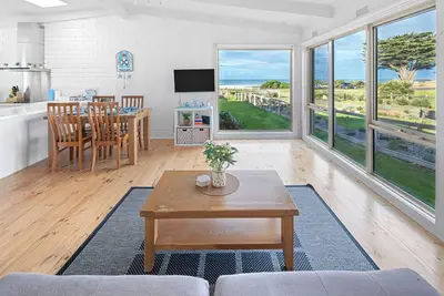 Image de Steps away from the beach, walking distance to major attractions