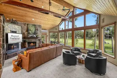 Image de Luxury 6br Sunriver Home, Golf Course View, Hot Tub, Game Room, A/C, Sharc