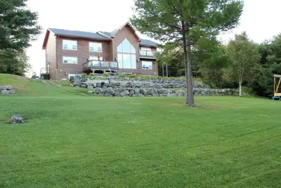 Image de Cozy lakefront chalet retreat. Perfect for couples or families!