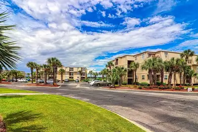 Image de Two Bedroom Condo with a Shared Swimming Pool on the channel front.