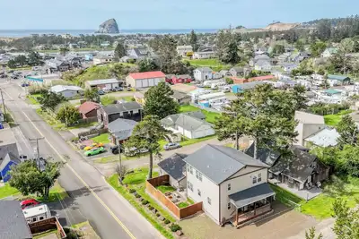 Image de Bright, Open Pacific City Home, Double Living Room, Fenced Side Yard, Fire Pit!