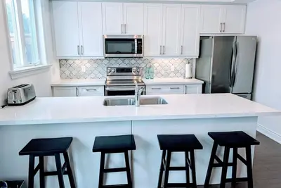 Image de 3-bedroom townhome in terrific Wasaga Beach with Ac, WiFi, Steps to the beach.