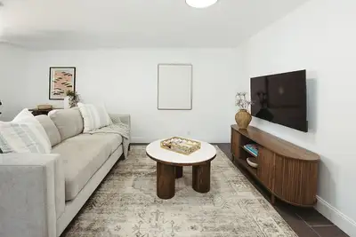 Image de New Designer Beach Retreat - Walk to Sand & Eats