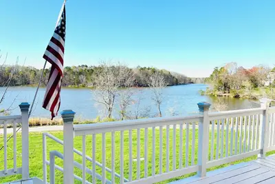 Image de Lakefront Townhouse 2-bedroom apartment with Ac, WiFi in High Point