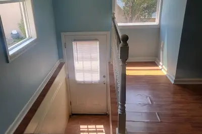 Image de Center of town. Walk to everything. Pet friendly
