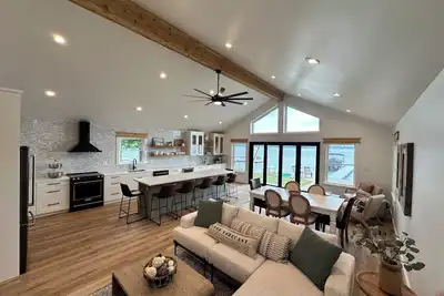 Image de Brand-New Luxury Lakefront! 5br/4ba, 3 Primary Suites, Dock & Boat Rental Option