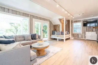 Image de Waterfront Lakehouse in McQueeney with Ac, WiFi… Sleeps up to 17
