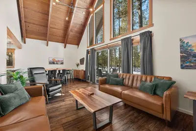 Image de Chalet Squatch - Cozy-Luxe Cabin Near Village & Sharc!