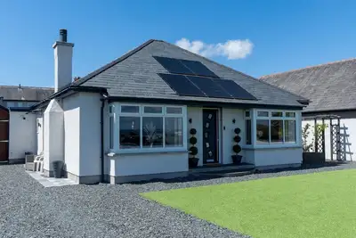 Image de Newly Renovated Luxury Bungalow | Pass the Keys