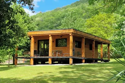 Image de Lodge dans un écrin de verdure. Vue panoramique sur le château et la montagne.